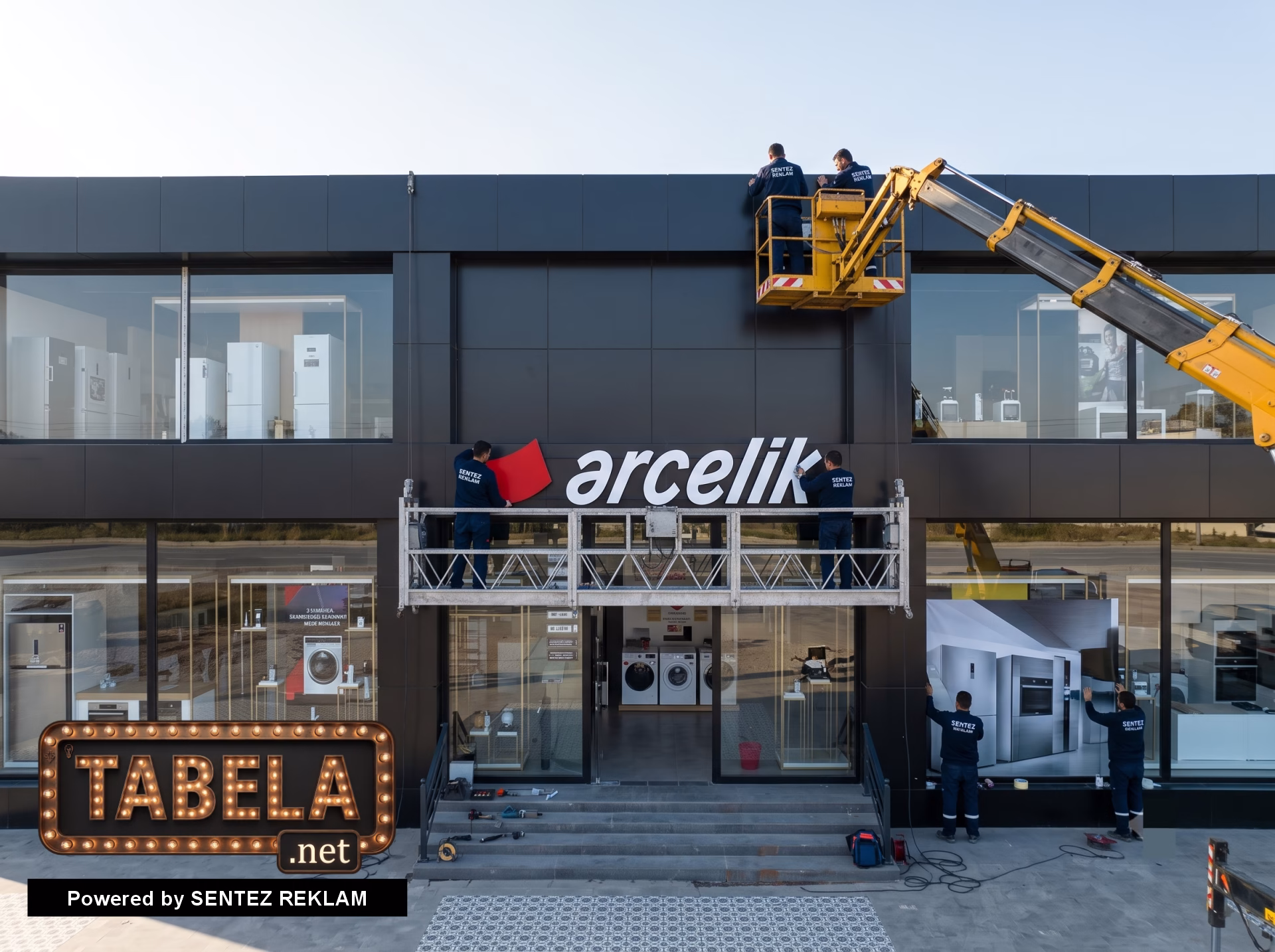 Füme kompozit panel cephe kaplama, ışıklı kutu harf ve cam folyo giydirme uygulaması yapan Sentez Reklam ekibi.