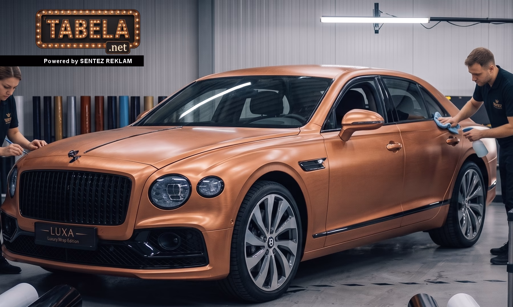 Sentez Reklam atölyesinde lüks sedan araca uygulanan mat bronz folyo ile profesyonel komple araç kaplama ve renk değişimi işlemi.