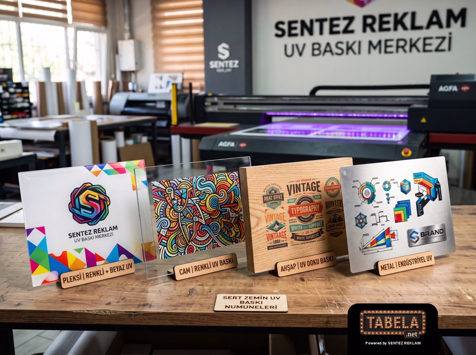 Cam, ahşap, metal ve pleksi üzerine yapılmış kaliteli baskı numunelerinin yan yana durduğu kompozisyon.