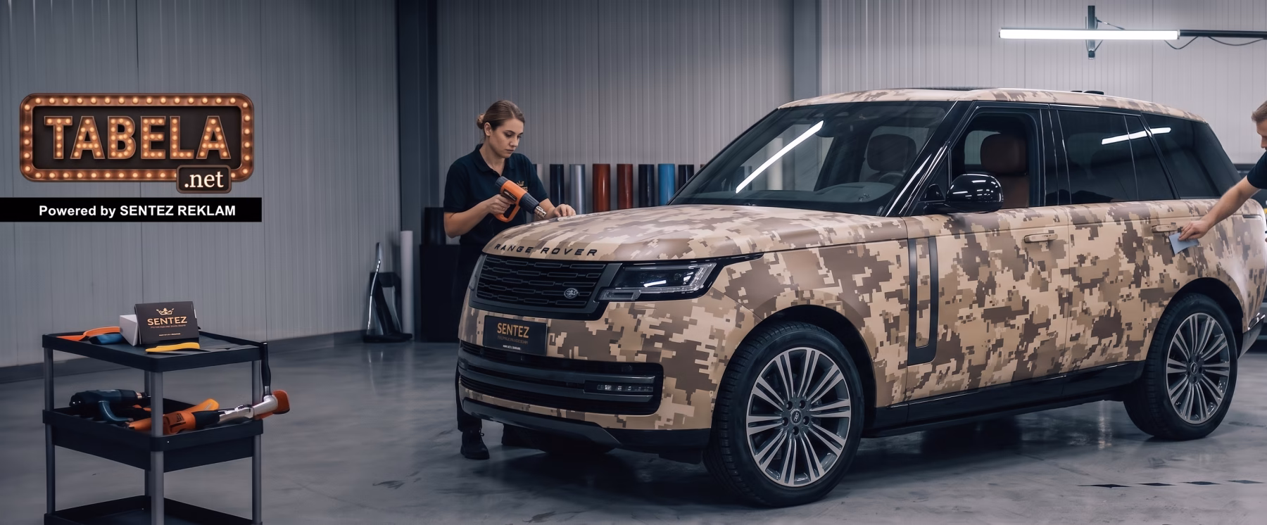 Atölye ortamında Range Rover SUV araca profesyonel dijital çöl kamuflaj araç kaplama ve folyo uygulaması.