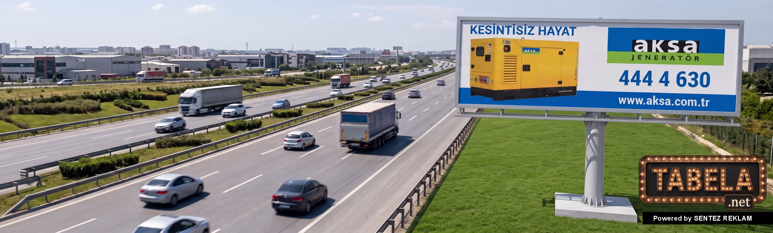 Otoyol kenarında yeşil çim alanda konumlandırılmış modern kare beton kaideli totem pylon tabela örneği