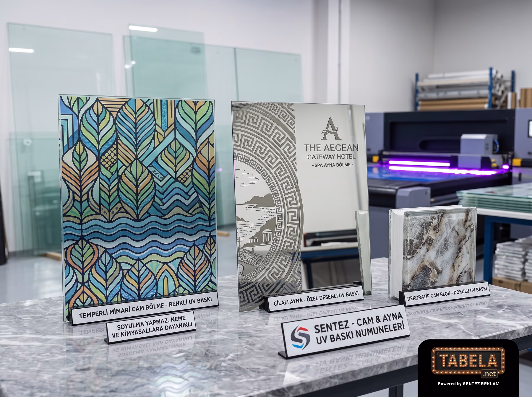 Işığın açıyla vurduğu, kabartmalı lak (varnish) dokusunun net göründüğü bir makro çekim.